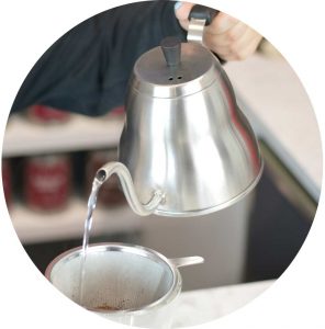 Amsterdam-marrakesh-pour-over-kettle-pouring-water-coffee-GROSCHE