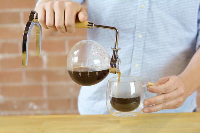 pouring coffee from a coffee siphon vaccuum coffee syphon grosche heisenberg