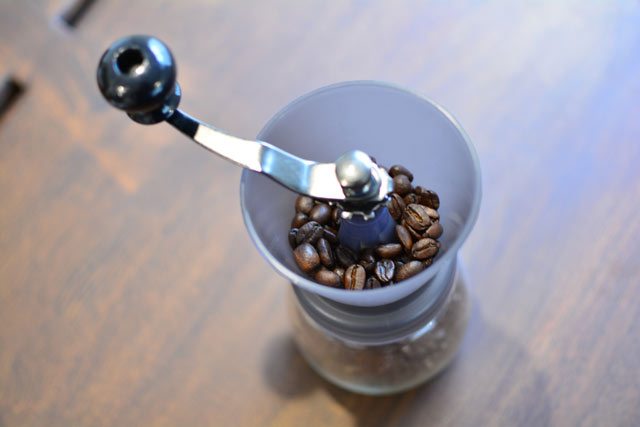 Grosche-bremen-hand-grinder-burr-top-view-coffee-640
