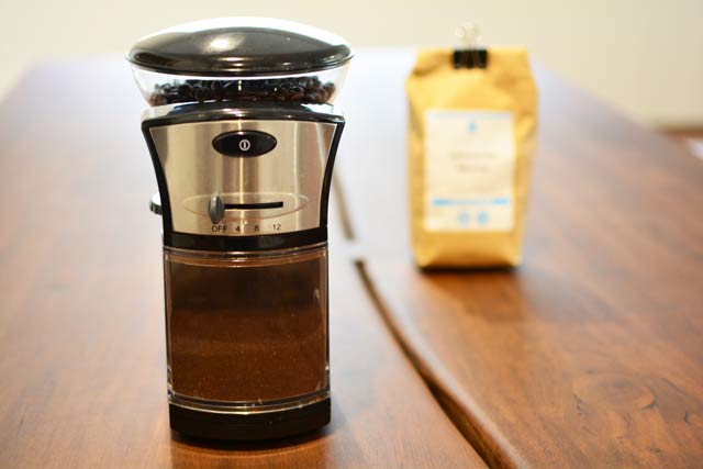 electric-coffee-grinder-burr-on-wood-table-with-coffee-640