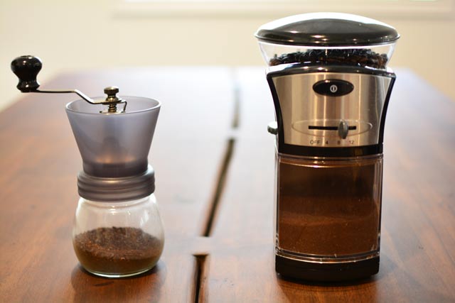 hand-coffee-grinder-vs-electric-coffee-grinder-comparison