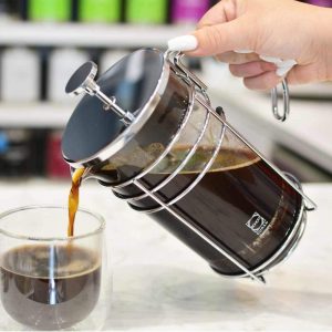 grosche-madrid-pouring-coffee-into-a-double-walled-glass-cup