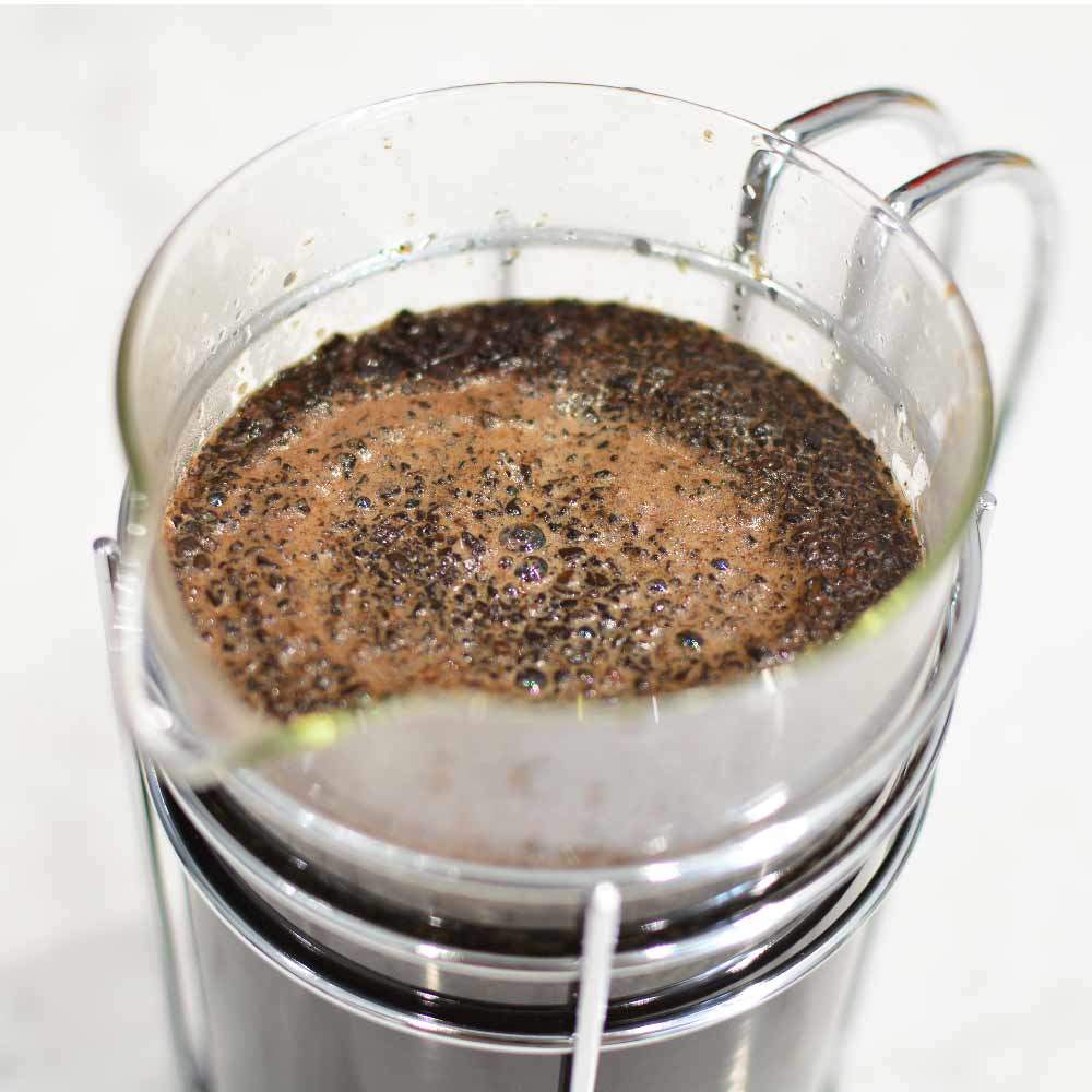madrid-french-press-closeup-of-coffee-brewed-in-press-without-lid