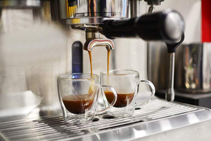 GROSCHE-Turin-double-walled-espresso-cups-in-espresso-machine-with-espresso-pouring