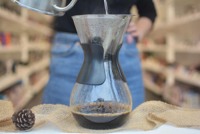 https://s3.wasabisys.com/grosche-live/2018/12/Grosche-Autin-G6-GR-347-Pour-over-coffee-maker-making-coffee-700x467-2.jpg