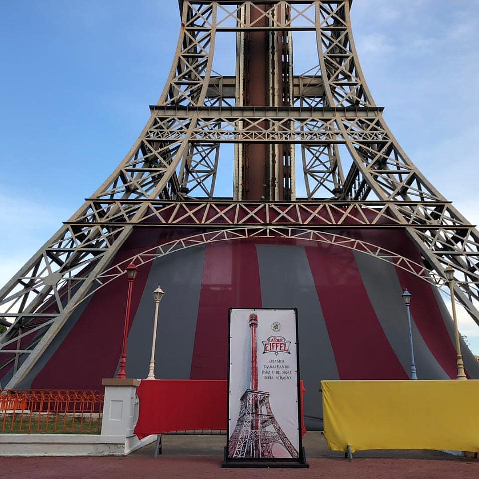 La Tour Eiffel - Brinquedo de queda Livre do HOPI HARI - Inteligencia  Artificial recría a cena. 