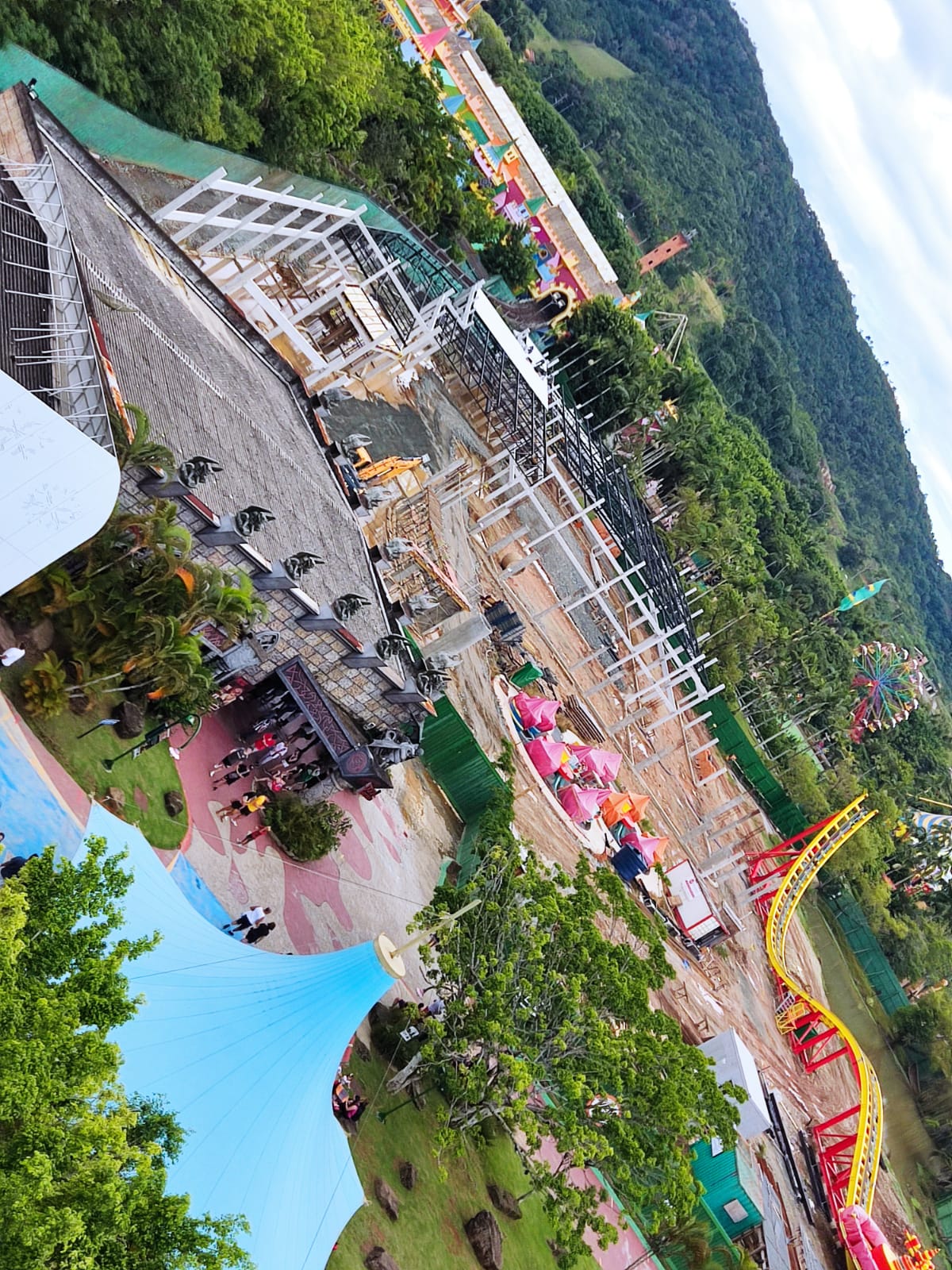 Beto Carrero World - Diz que tem coragem de ir na Big Tower mas só vai se  for no meio dos amigos. 󾌴 #AventuraRadical #EuNoBetoCarrero