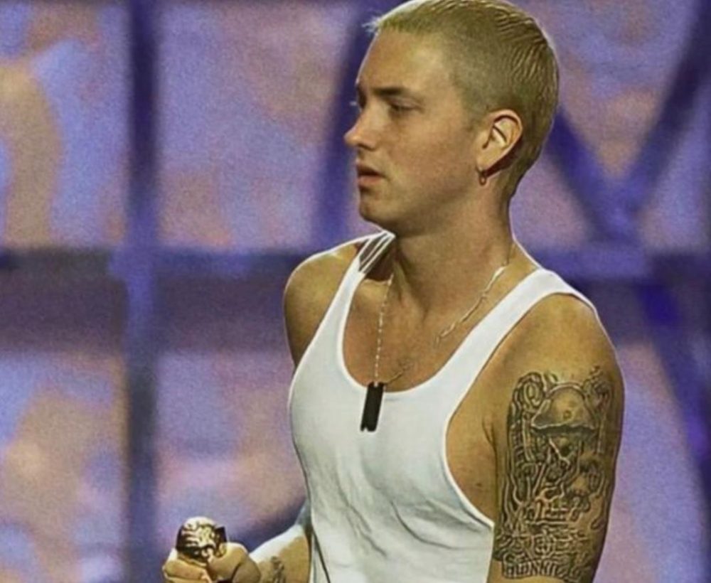 Incorporating gang elements into the Eminem costume requires careful consideration of both style