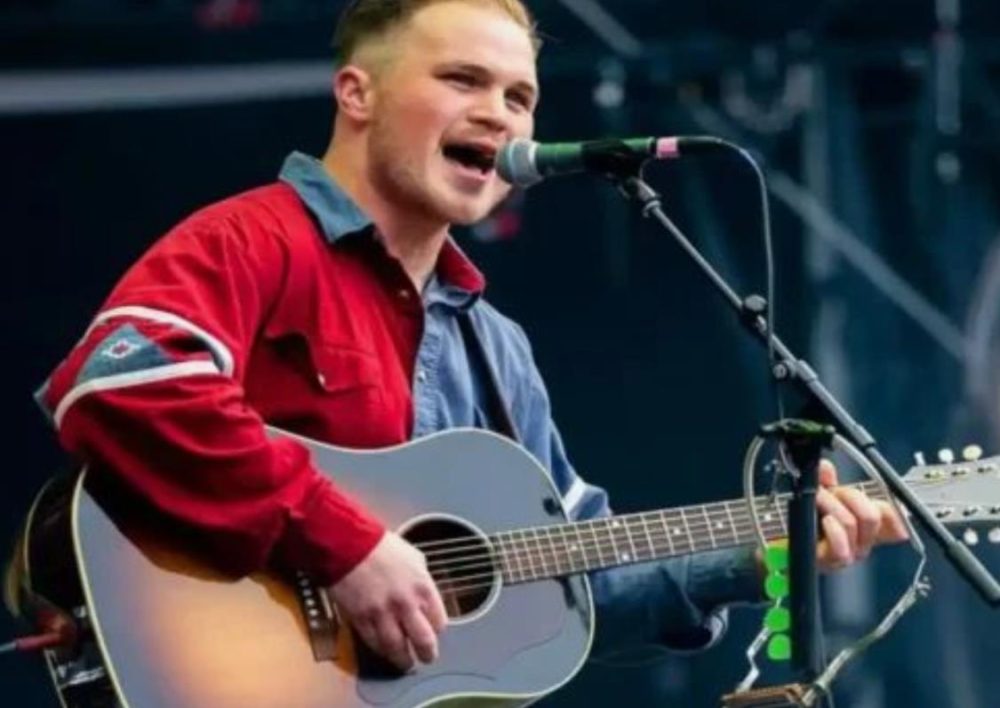 The Zach Bryan costume is defined by several key wardrobe pieces The Zach Bryan costume is defined by several key wardrobe pieces