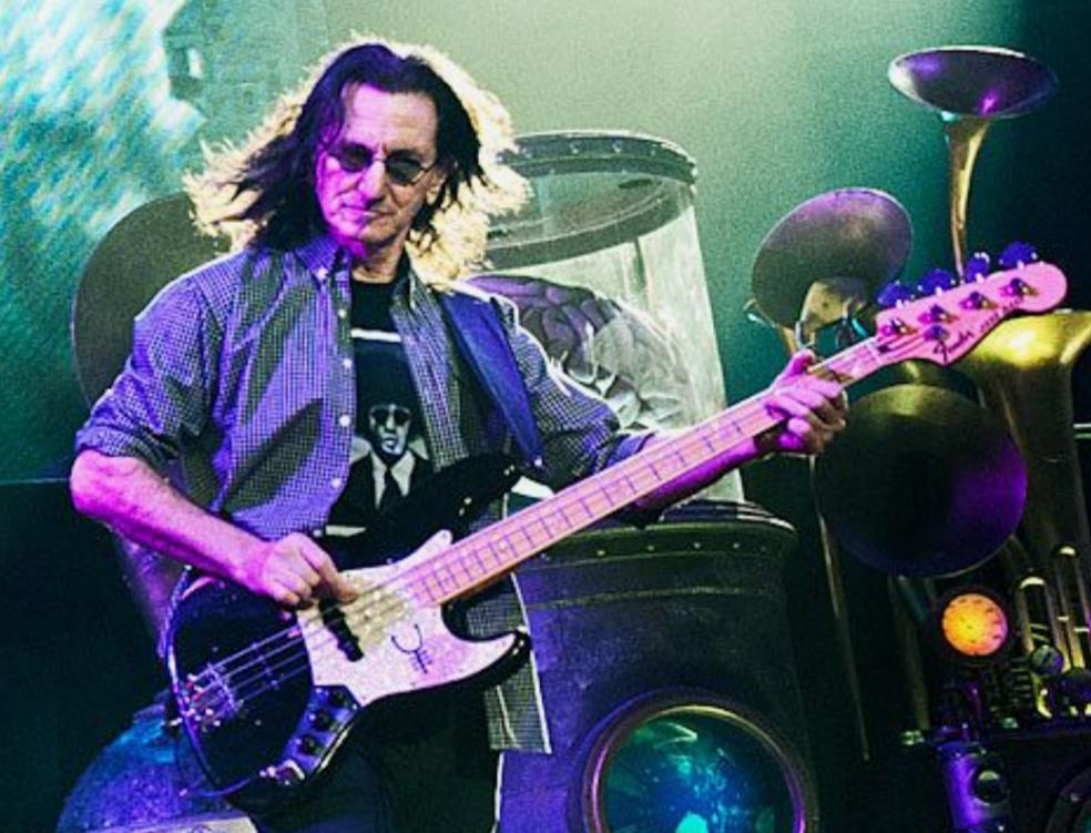 To complete the Rush costume, sunglasses and wristbands are the final touches