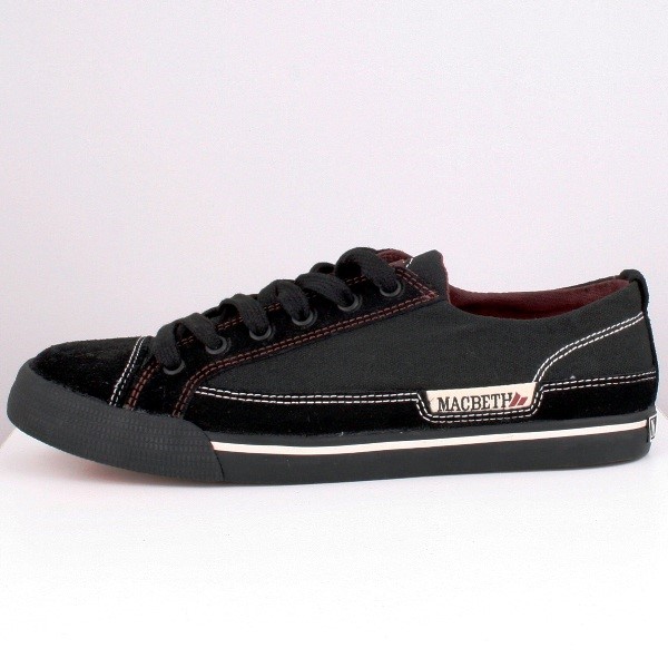 What Shoes Does Tom DeLonge Wear?