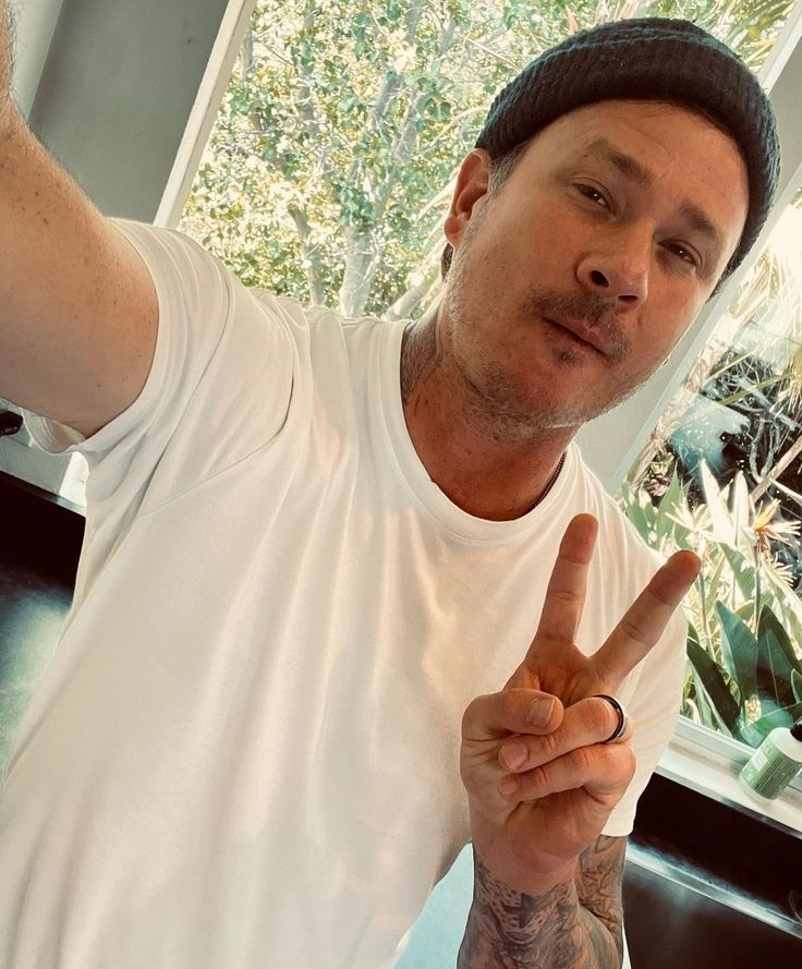 Is Tom DeLonge Gay? 7 Is Tom DeLonge Gay?