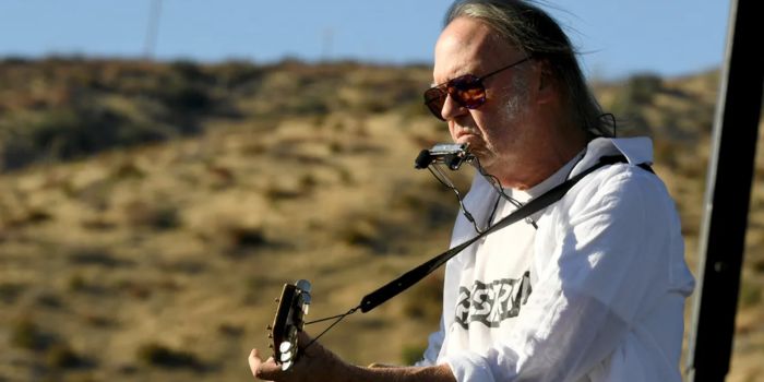 neil young is approximately 510 with some sources claiming 6 neil young is approximately 510 with some sources claiming 6