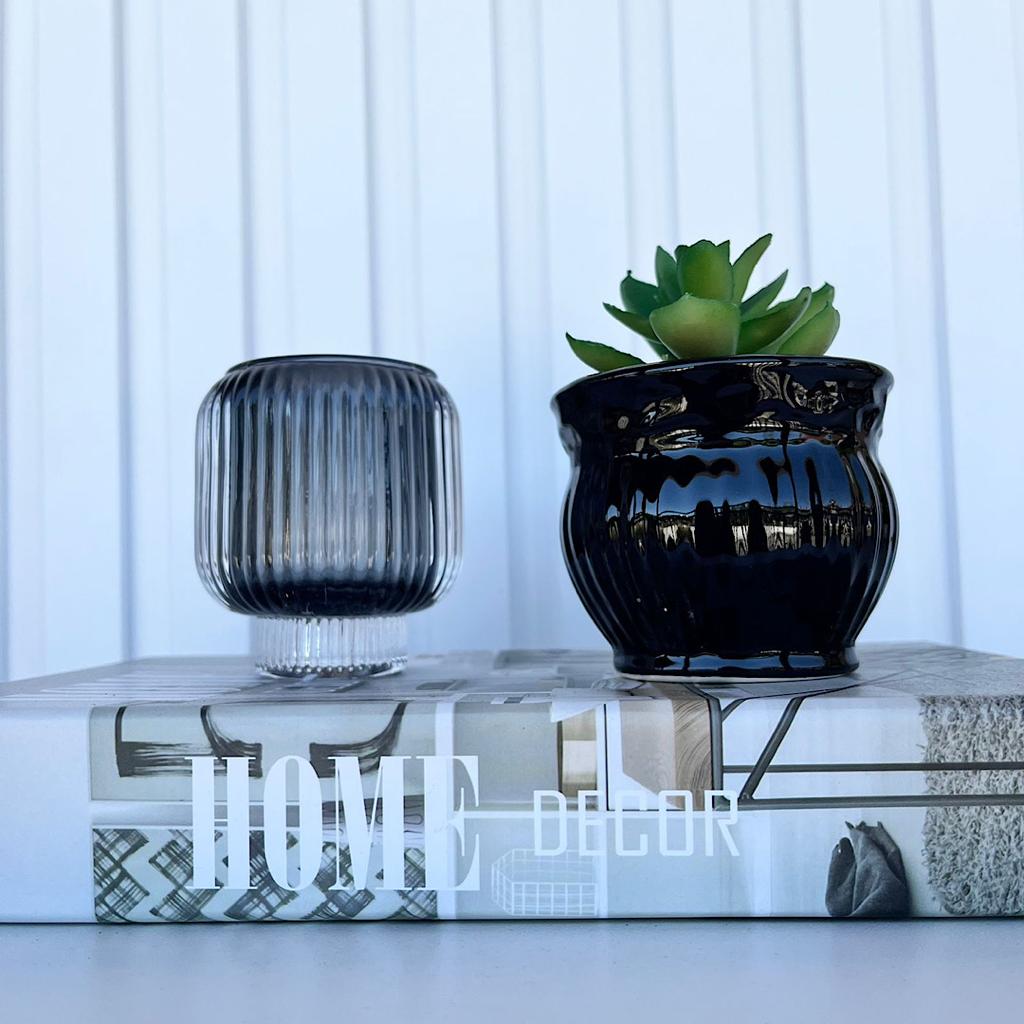 Decoração sala livro home + vaso preto + castiçal vidro fumê