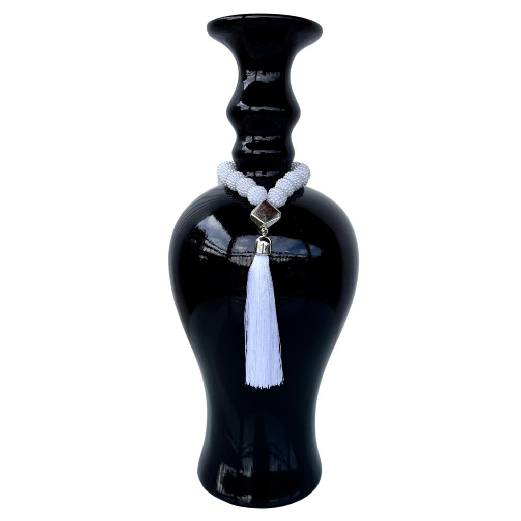 Vaso garrafa preto brilho moderno com colar japamala branco