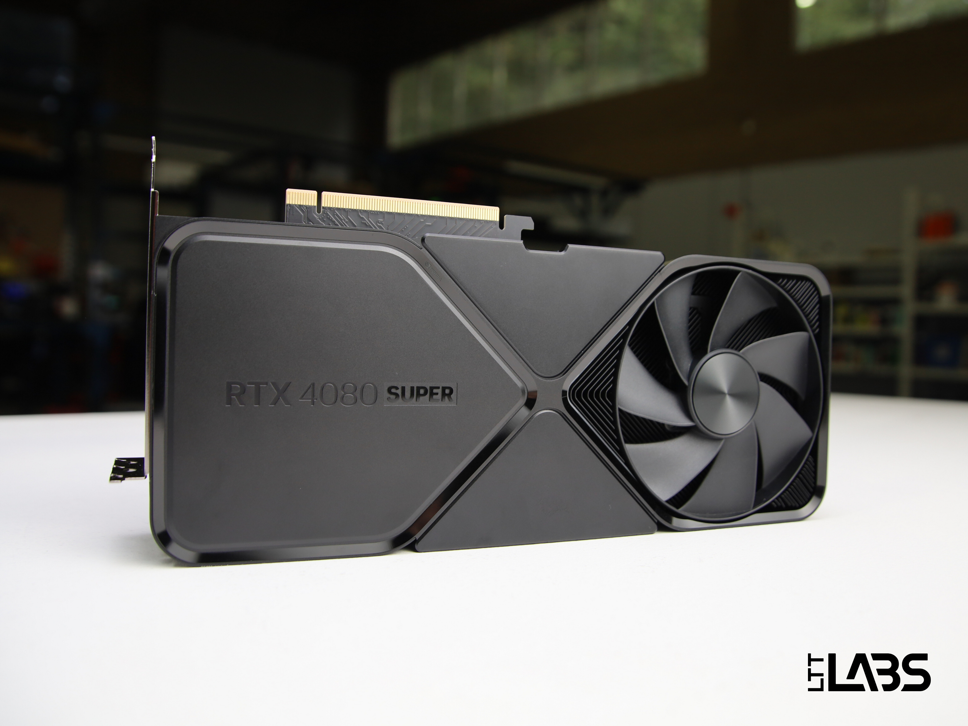 GeForce RTX 4080 SUPER 16GB Founders Edition Vs Hellhound Radeon