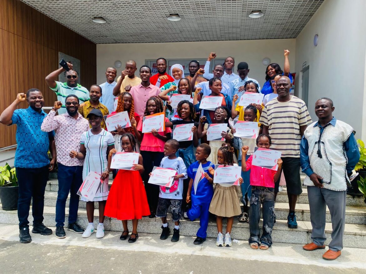 Youth Media Action Graduates 22 From Vacation Journalism School