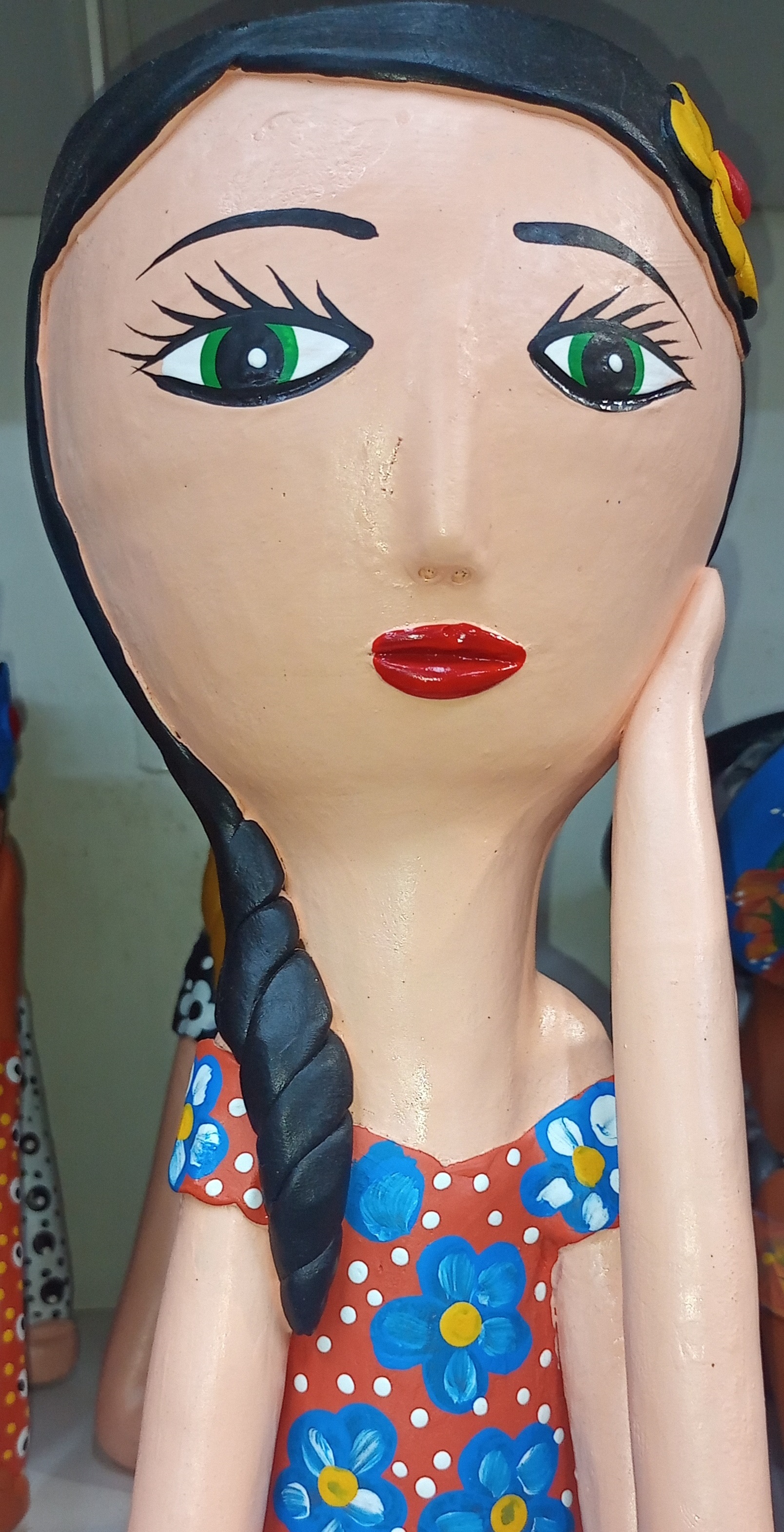 Boneca de Ceramica na Janela