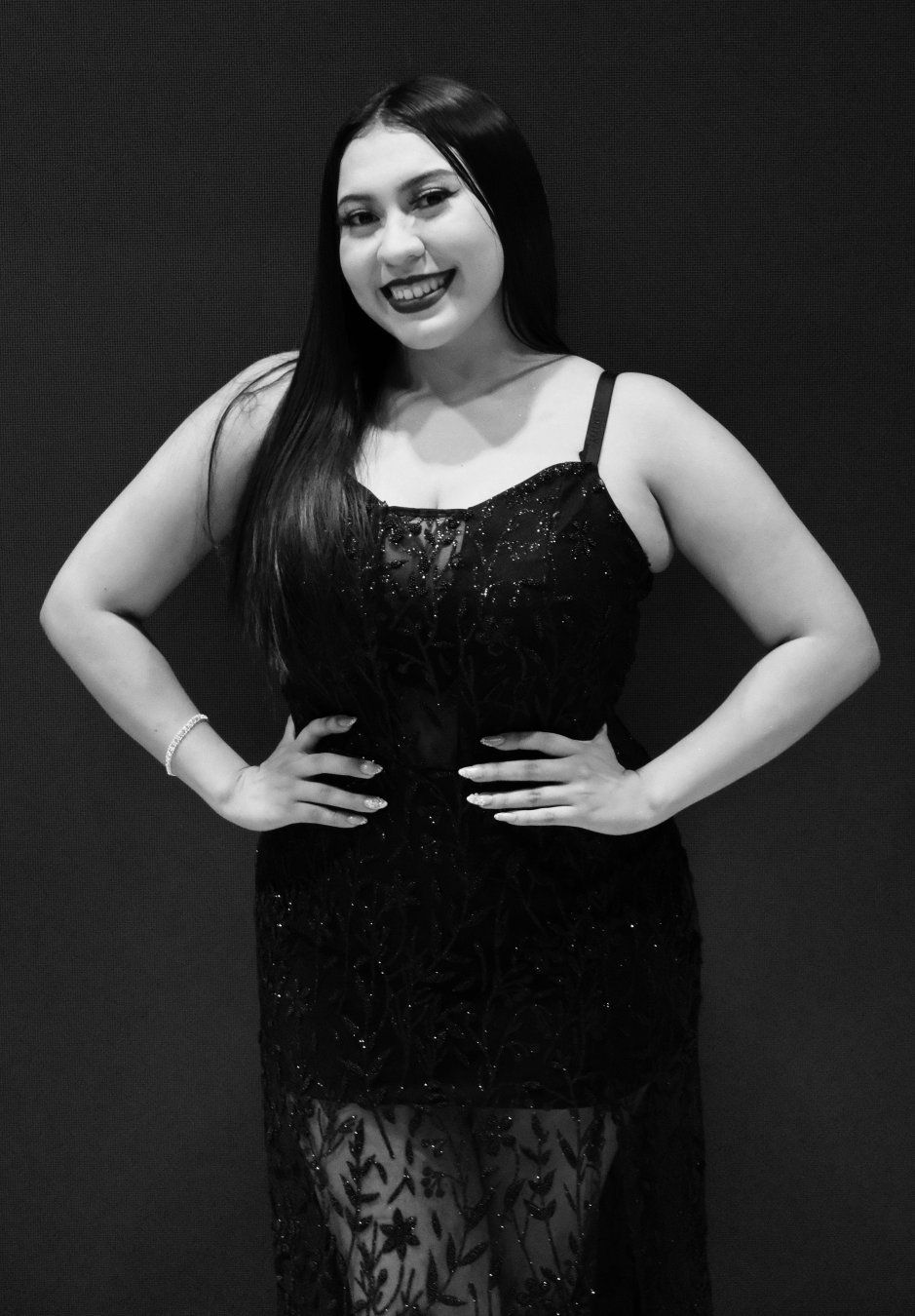 Heydi Gallo posing after the La Calle concert in Managua against a black backdrop.