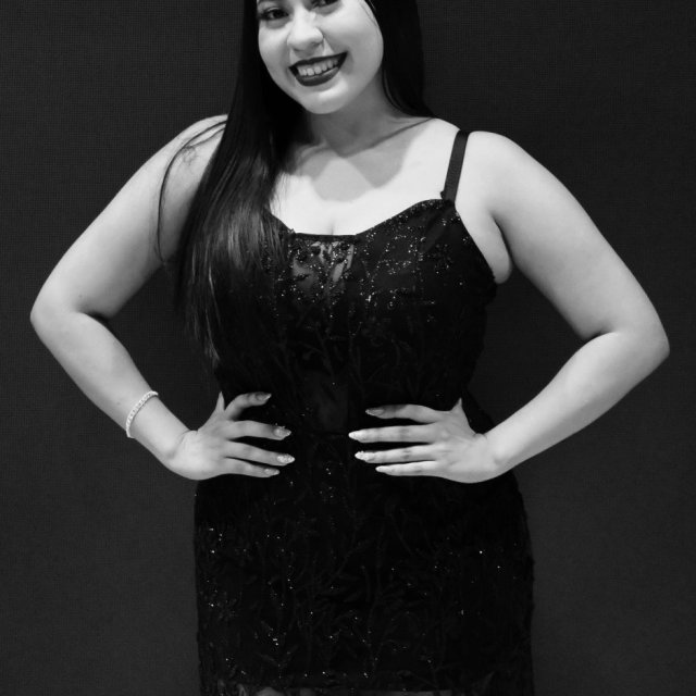 Heydi Gallo posing after the La Calle concert in Managua against a black backdrop.