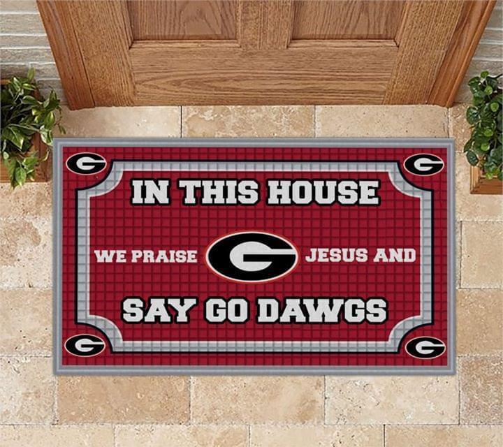 In This House We Praise Jesus And Say Go Dawgs Georgia Bulldogs Doormat