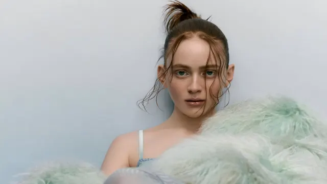 Sadie Sink Actress Mint Fur Coat wallpaper on Pixipics