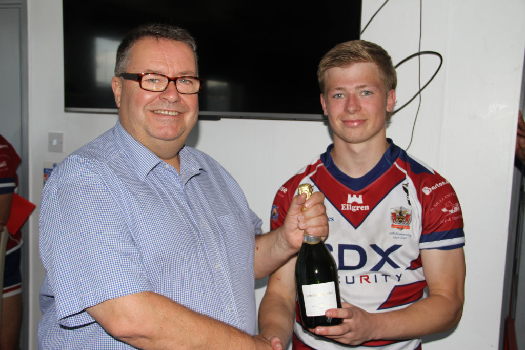 Roughyeds chairman Chris Hamilton presents Logan Astley with his Champagne Moment award after his brilliant solo try in the last home game against North Wales Crusaders. You too can enjoy Roughyeds hospitality at the London Skolars game on Sunday. Ring the club on 07904 898177.