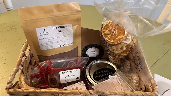 Moon & Back Farm Stand