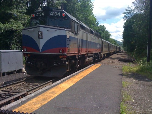 MNCW  F40PH-2CAT 4194 is seen pushing an eastbound commuter train out of town. The 4194 would be rebuilt, and reclassed as an F40PH-3C. It survives today as MNCW 4910.

6/25/2009