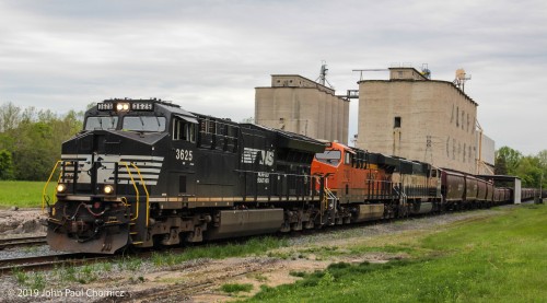 Loaded grain train shoving into ConAgra, a bit further down the road.