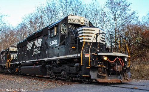 The lead unit of H76 goes over a crossing, on its way back to Allentown, after interchanging with the D&L, at Slateford.