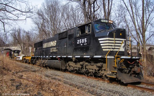 H76 brings a depressed center flat car to Martin's Creek before returning to Allentown. Note the Lackawanna Cutoff in the background.