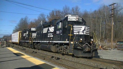 H55 is seen doing H08's work at Campbell Hall on a sunny January afternoon.

NS GP38-2's 5617, 5613 

1/15/2018