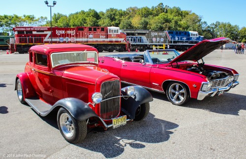 This photo nicely captures the essence of the show, as the CSX 911 and CSX 3194 make a nice backdrop for these two vintage roadsters. Once again, the 911 blends nicely with its road-bound counterparts.