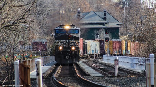 An NS westbound mixed freight crosses over the Delaware River, switching from Phillipsburg, New Jersey to Easton, Pennsylvania.