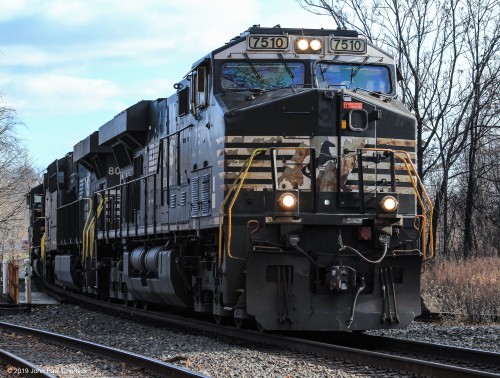 Though evident, from afar, this close-up of the lead unit of this westbound mixed freight confirms that the paint needs some touching up.