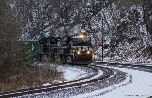 A westbound intermodal train appears from around the bend in Newport, PA.