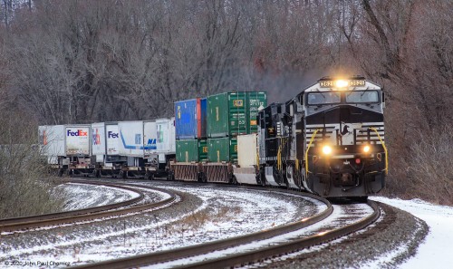 A westbound intermodal train rounds the curve at Duncannon, PA.