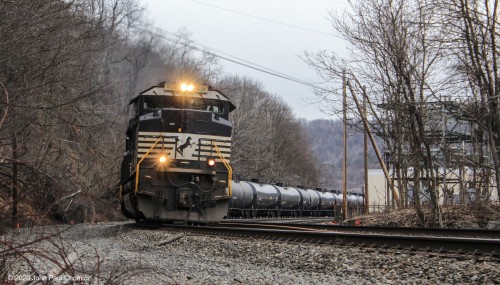 An eastbound loaded oil train approaches the Conemaugh River Bridge, in Johnstown, PA.