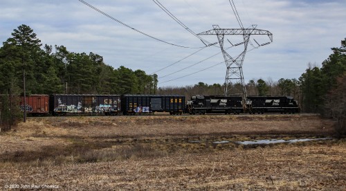 Luck was with us, as that day's Camden local had to do a run down the Beesley's Point Secondary, all the way to Tuckahoe. This rare run resulted in some interesting photo opportunities. Here, it is seen passing through a field in Berlin, NJ.