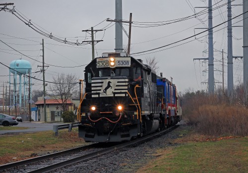 901 rounds the bend at Brooklawn, where the Westville Cutoff once split off at WC Tower