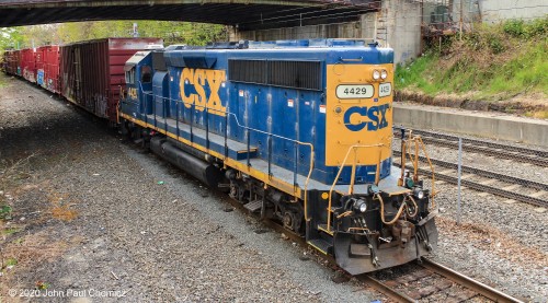 Before returning to Bayonne Yard, the Bayonne Local shoved the empty paper cars onto the siding along the Bayonne Industrial Track. Here, it is seen passing under 32nd Street Bridge, while shoving the empties onto the siding at 30th Street.