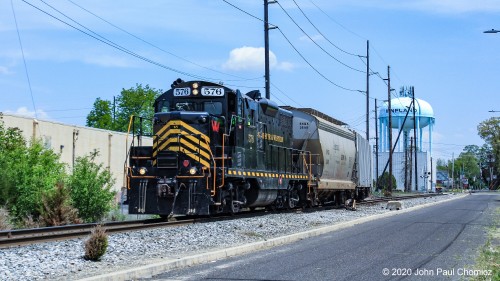 After the local cleared, the J101 proceeded west onto its main back to Bridgeton Yard. The 576 is leading, once again, and there will be no more stops until it gets back to Bridgeton. The water tower, in the background, gives away the location of this shot.