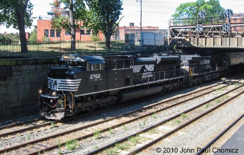 An eastbound intermodal train speeds through the cut in Allegheny Commons Park, in Pittsburgh, PA.