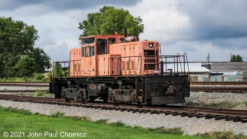 As I was watching the Heritage Co-Op #: 419 in action, I noticed another unnumbered, unmarked centercab parked across the street. This is the GE centercab that the neighboring grain silo uses to perform all of its switching services.