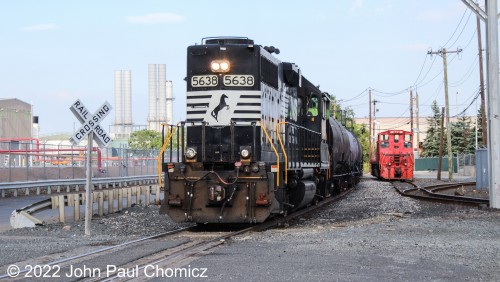 With all work at Gordon's done, the Bayonne Local passes the IMTT critter as it shoves back up the Hook towards Bayonne Yard.