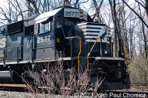 A closer inspection of the cab of the SD70 shows that it has no brains.....I'll take their word for it.