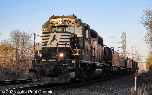 After the two higher priority trains went through, the Manville-based Conrail local WPMA-01 headed back into Manville Yard.