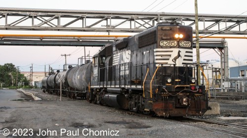 After switching out empties from the Vulcan Track, the Bayonne local will now enter Gordon's Terminal and clear out the remaining tracks inside.