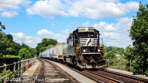 Short NS local #: H76 enters New Jersey as it crosses the ex-CNJ Delaware River Bridge in Phillipsburg, NJ.